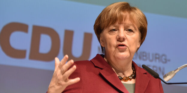 Angela Merkel spricht zu einem Publikum. Angela Merkel spricht zu einem Publikum.