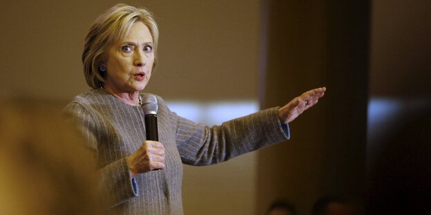 Hillary Clinton am Sonntag bei einem Wahlkampfauftritt in Sioux City im Bundesstaat Iowa. Hillary Clinton am Sonntag bei einem Wahlkampfauftritt in Sioux City im Bundesstaat Iowa.