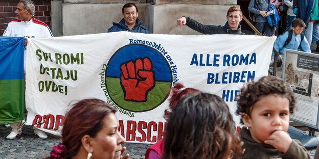 Roma demonstrieren vor dem Hamburger Michel für ein Bleiberecht Roma demonstrieren vor dem Hamburger Michel für ein Bleiberecht