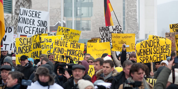 Pegida-Demonstranten mit vielen Schildern Pegida-Demonstranten mit vielen Schildern