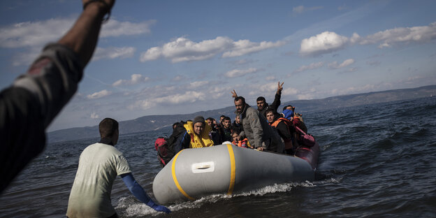 Ein Boot mit Flüchtlinen erreicht die Insel Lesbos. Ein Boot mit Flüchtlinen erreicht die Insel Lesbos.