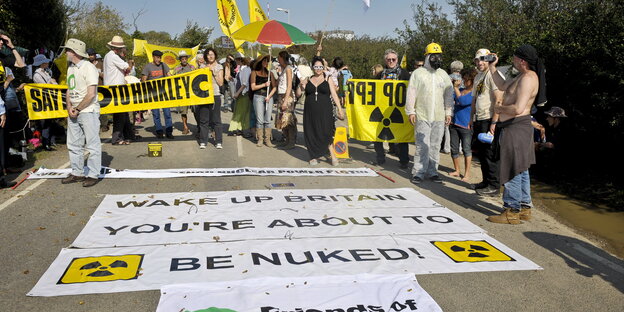 Anti-Atom-Aktivisten in Großbritannien protestieren mit Bannern gegen Hinkley Point C. Anti-Atom-Aktivisten in Großbritannien protestieren mit Bannern gegen Hinkley Point C.