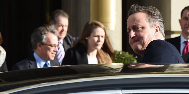 David Cameron steigt aus einem Auto David Cameron steigt aus einem Auto