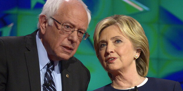 Bernie Sanders und Hillary Clinton unterhalten sich.