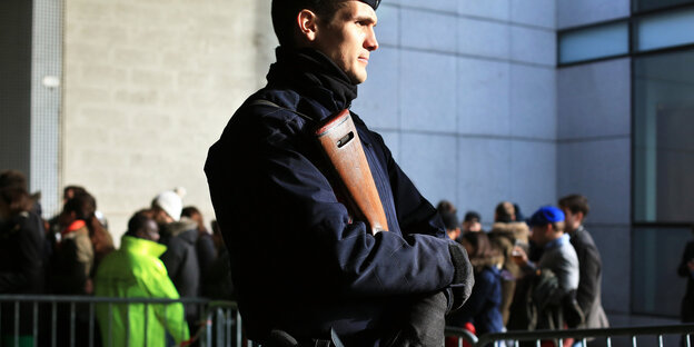 Ein Polizist sichert in Paris die Straße. Ein Polizist sichert in Paris die Straße.