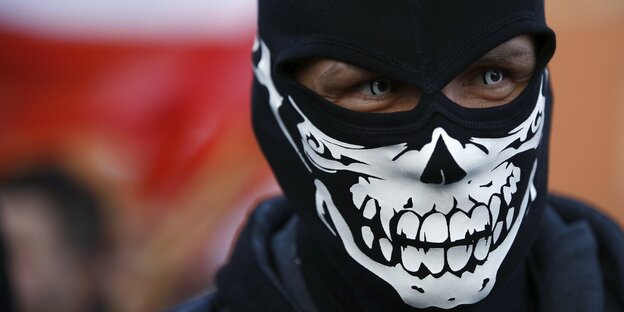 Ein Mann mit einer Totenkopfmaske Ein Mann mit einer Totenkopfmaske