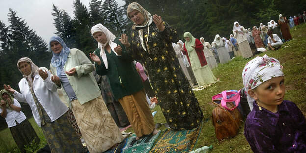 Mehrere Frauen beim Beten im Freien. Mehrere Frauen beim Beten im Freien.