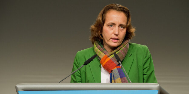 Beatrix von Storch steht vor einem Mikrofon Beatrix von Storch steht vor einem Mikrofon