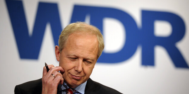 WDR-Intendant Tom Buhrow hält einen Stift und blickt zu Boden WDR-Intendant Tom Buhrow hält einen Stift und blickt zu Boden