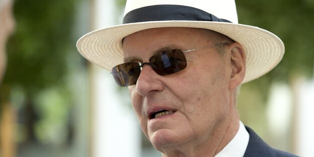 Hans-Olaf Henkel mit Panamahut und Sonnenbrille Hans-Olaf Henkel mit Panamahut und Sonnenbrille
