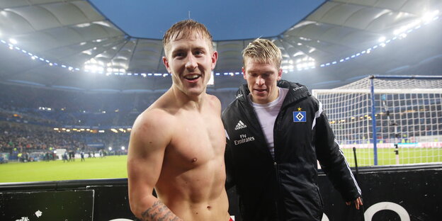 zwei Fußballer bei Flutlicht im HSV-Stadion, einer ohne Trikot zwei Fußballer bei Flutlicht im HSV-Stadion, einer ohne Trikot
