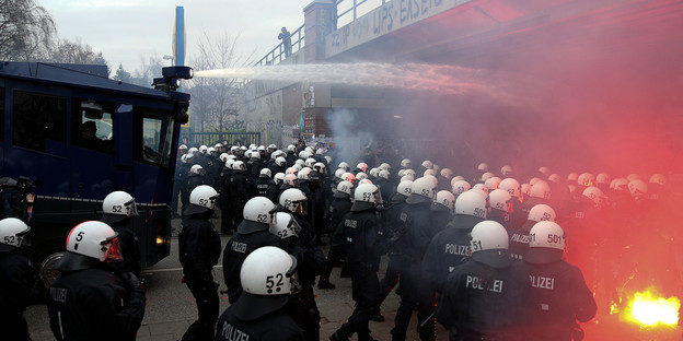 Polizisten stoppen den Demonstrationszug